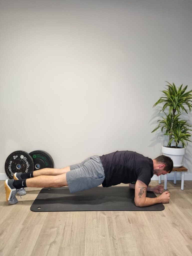 Position de planche sur avant-bras pour gainage sport à domicile