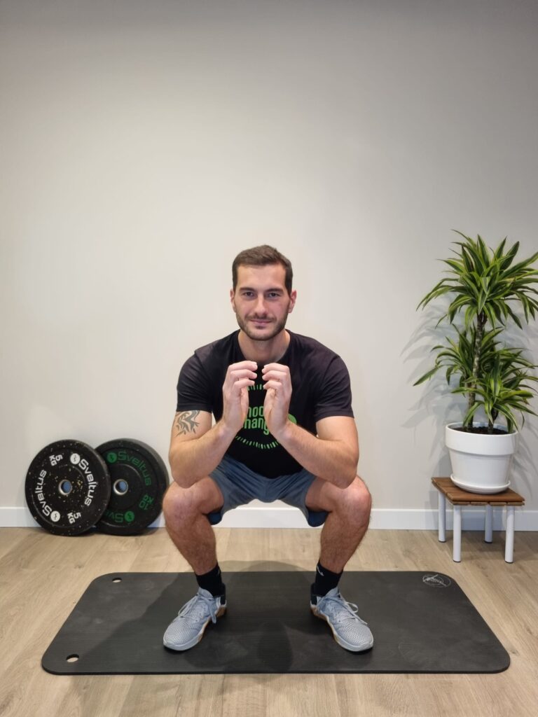 Exercice de squat goblet avec kettlebell et bonne posture